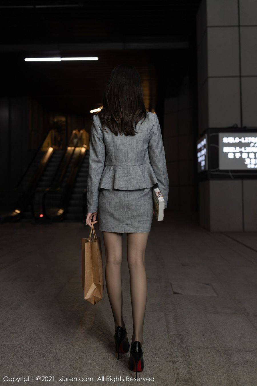 秀人网美女模特鱼子酱Fish黑丝美腿职场OL粉色系江浙沪旅拍