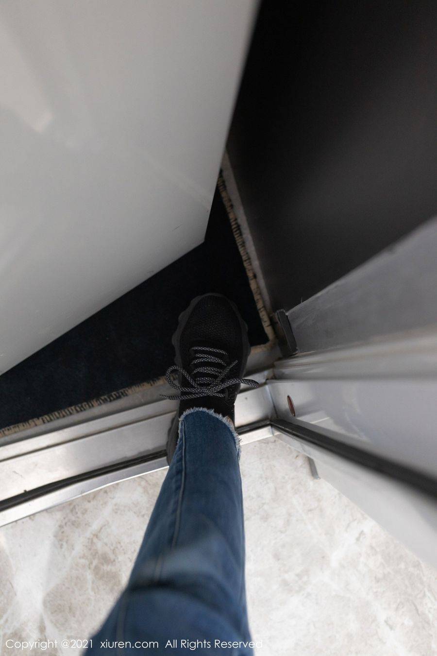 秀人网美女模特鱼子酱Fish黑丝美腿职场OL粉色系江浙沪旅拍-74