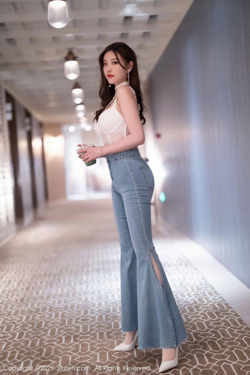 秀人网性感女神杨晨晨Yome率真牛仔裤丝袜美腿系列私房写真