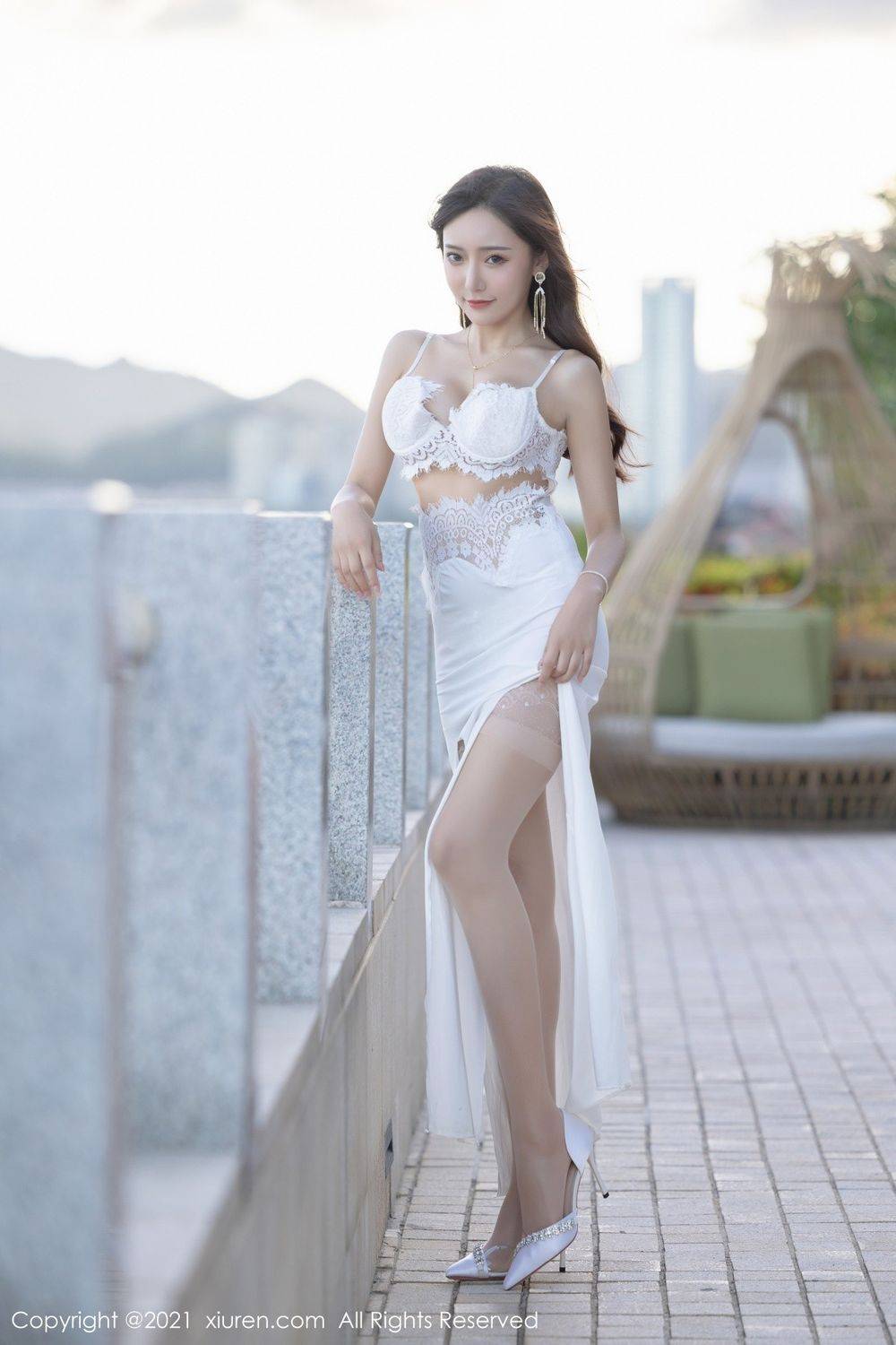 秀人网性感女神王馨瑶yanni丝袜美腿高开叉白色长裙深圳旅拍-6