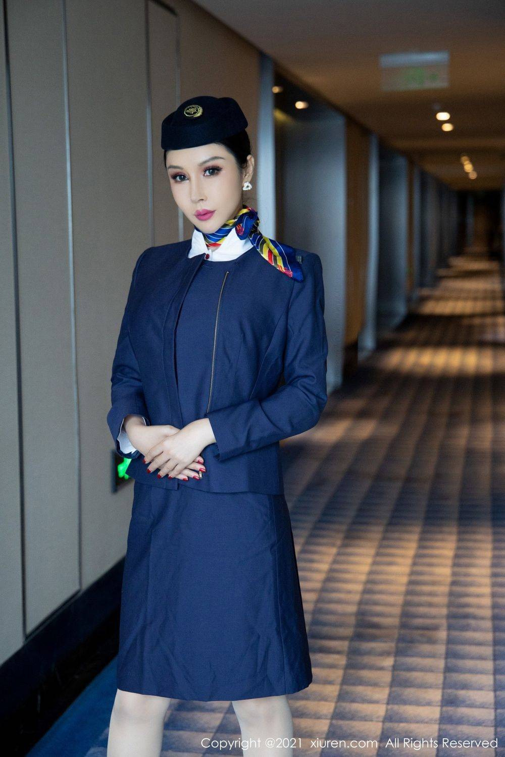 秀人网性感御姐田冰冰空姐制服OL着装+高挑身材三亚旅拍