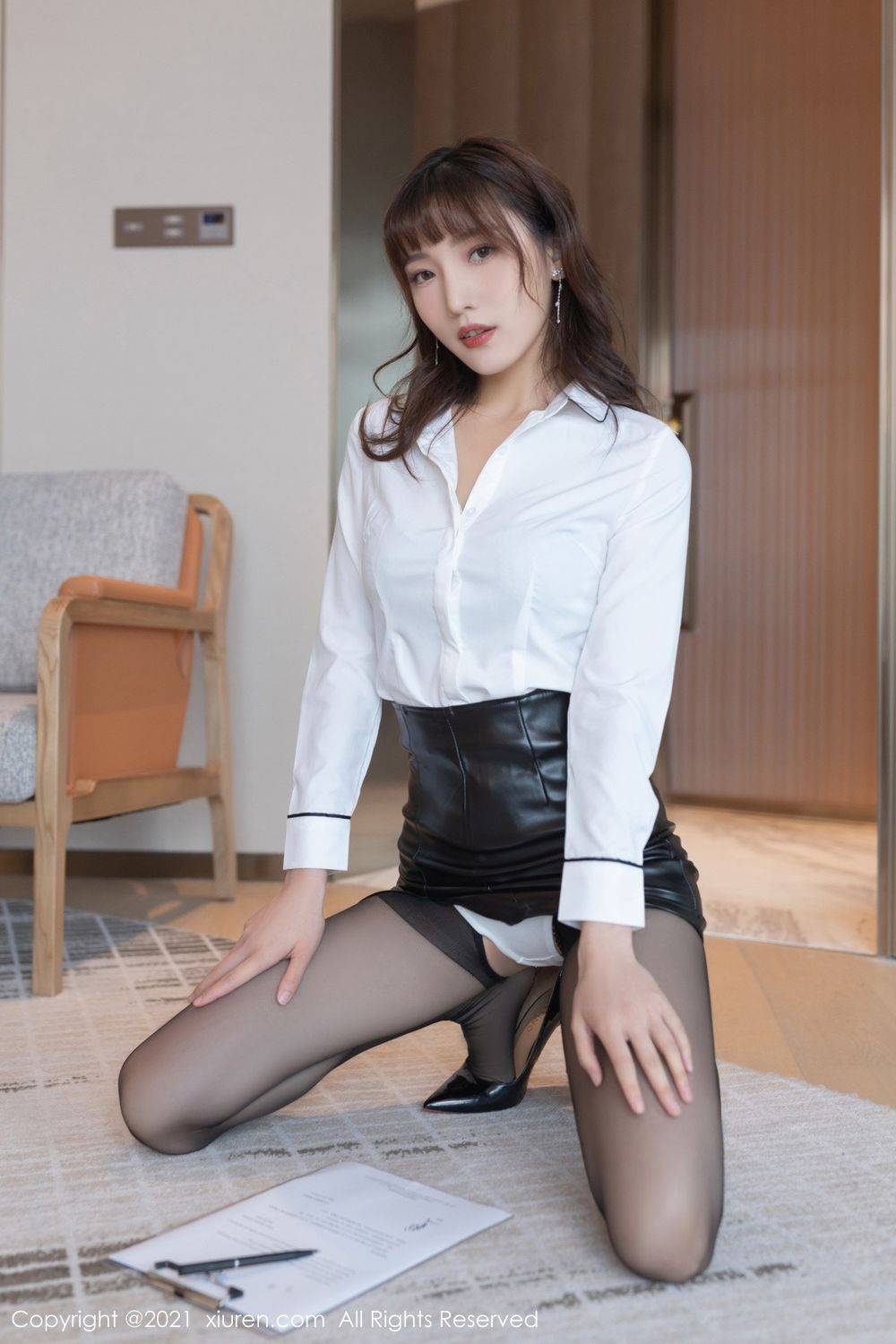 秀人网美女模特陆萱萱白衬衫黑丝美腿职场OL主题重庆旅拍-20