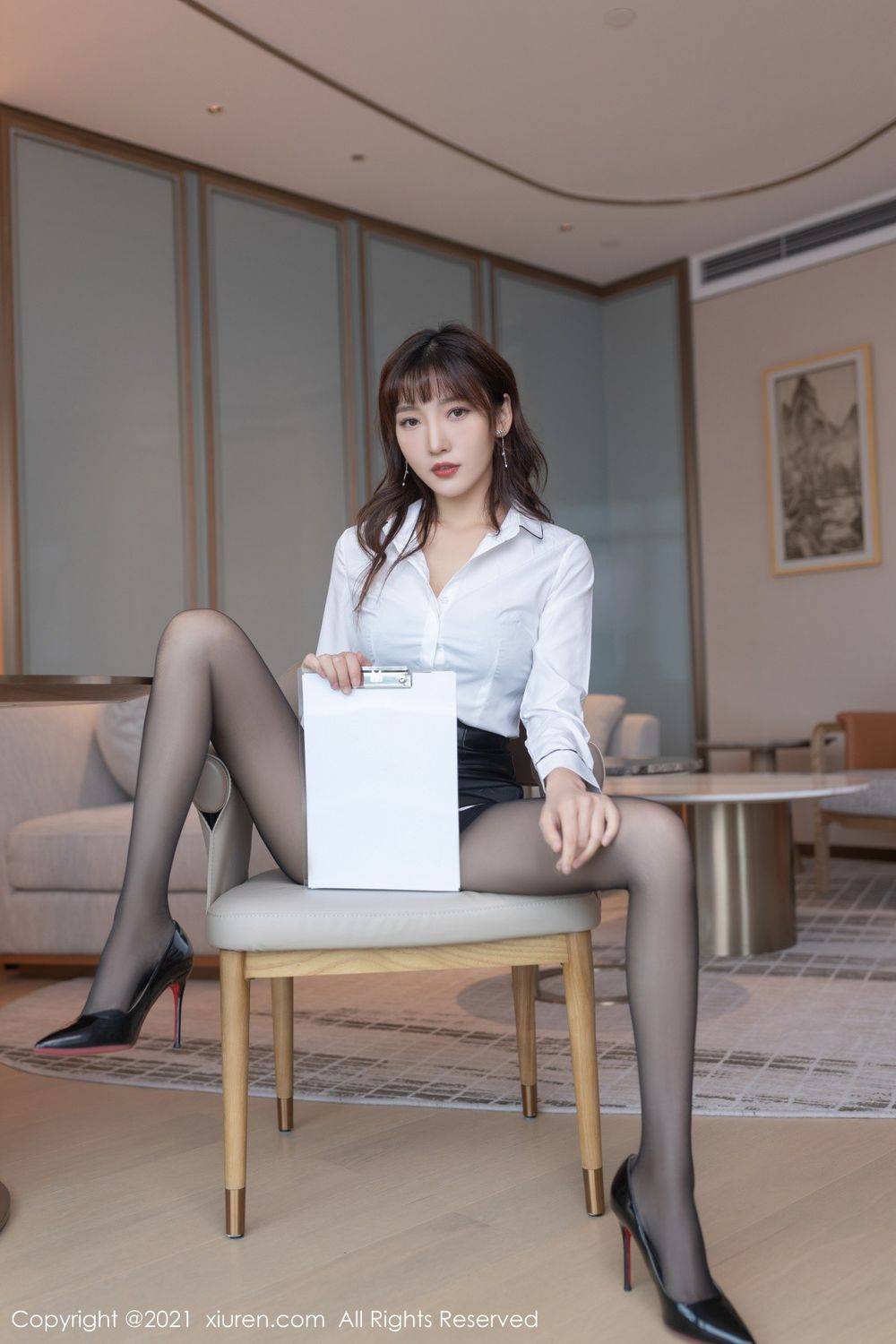 秀人网美女模特陆萱萱白衬衫黑丝美腿职场OL主题重庆旅拍-22