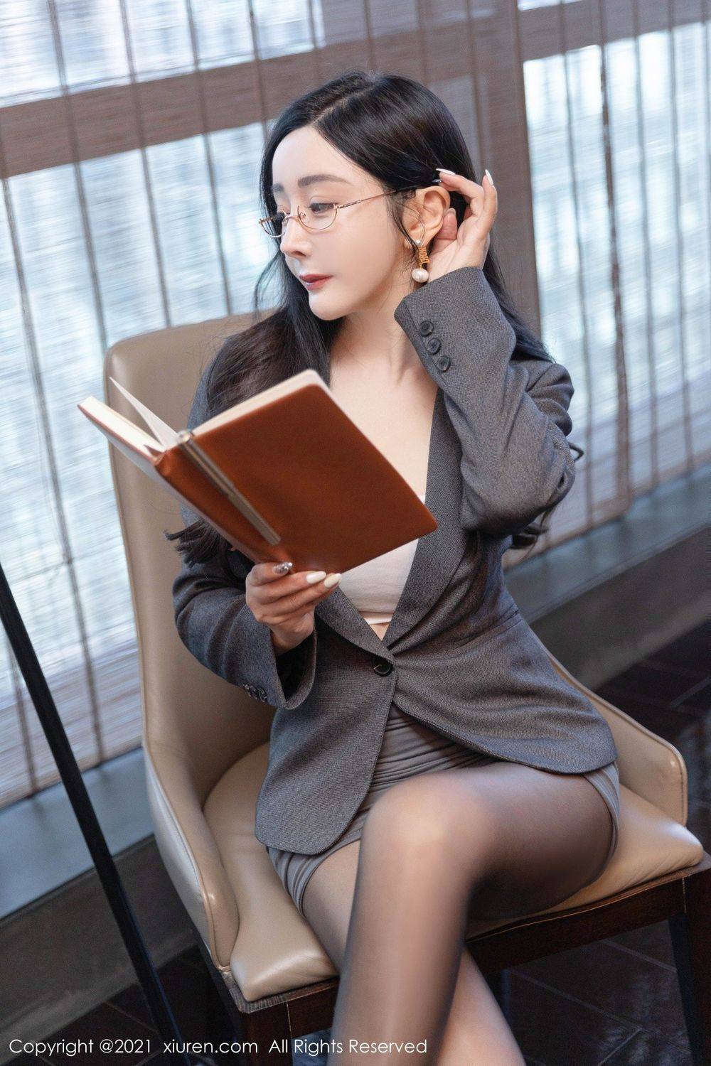 秀人网美女模特允薾黑丝美腿私房教师内衣主题性感写真-12