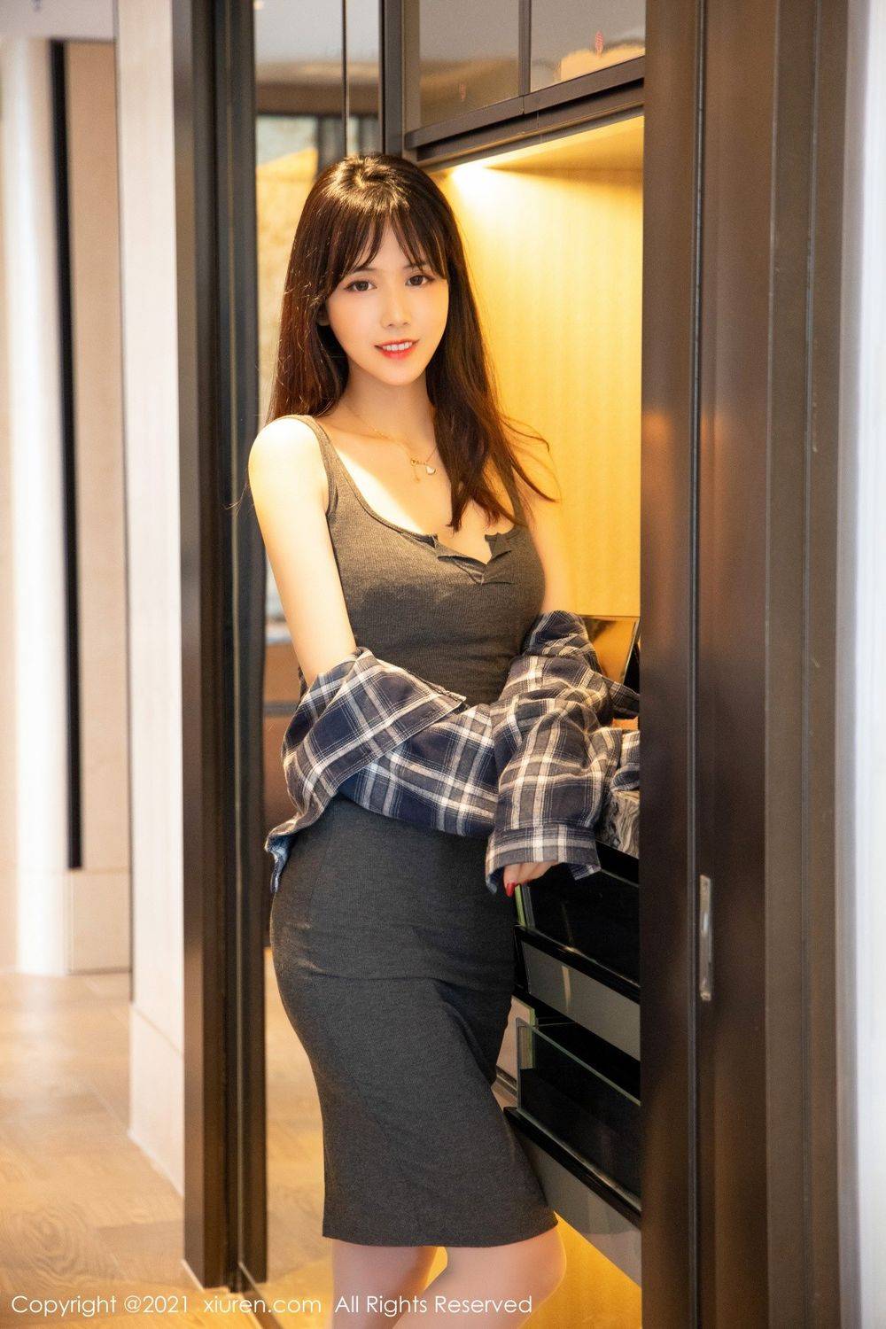 秀人网新人模特柚子178紧身吊裙+丝袜美腿曼妙身材性感写真-9