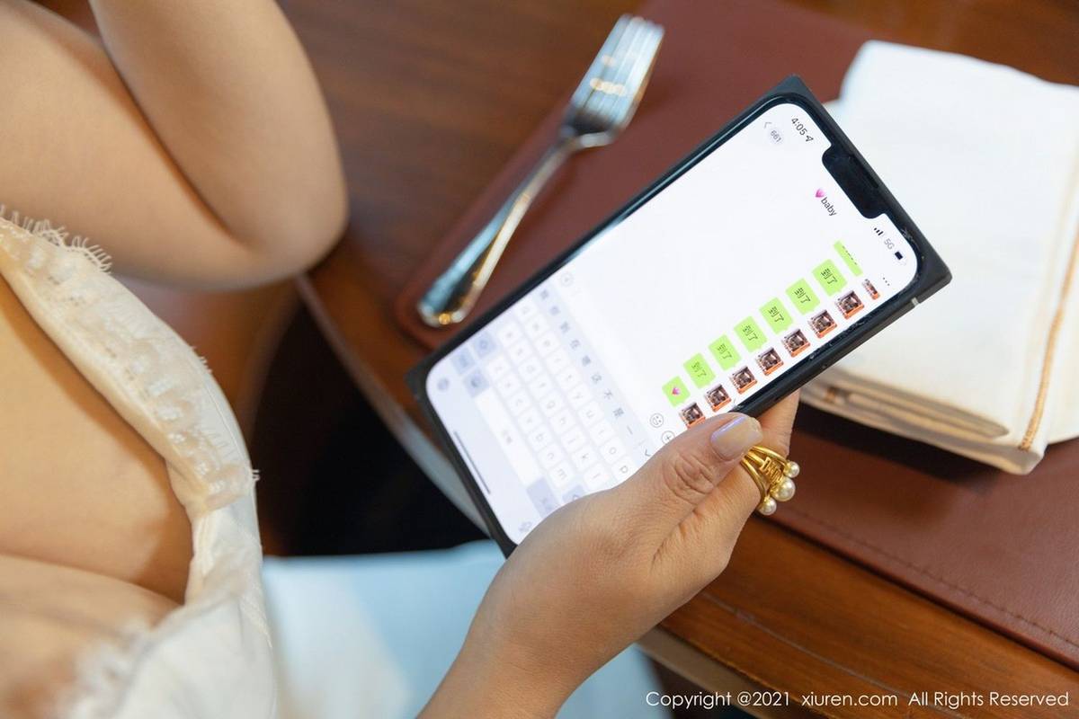 秀人网美女模特允薾白色长裙美妙下午茶时间主题成都旅拍