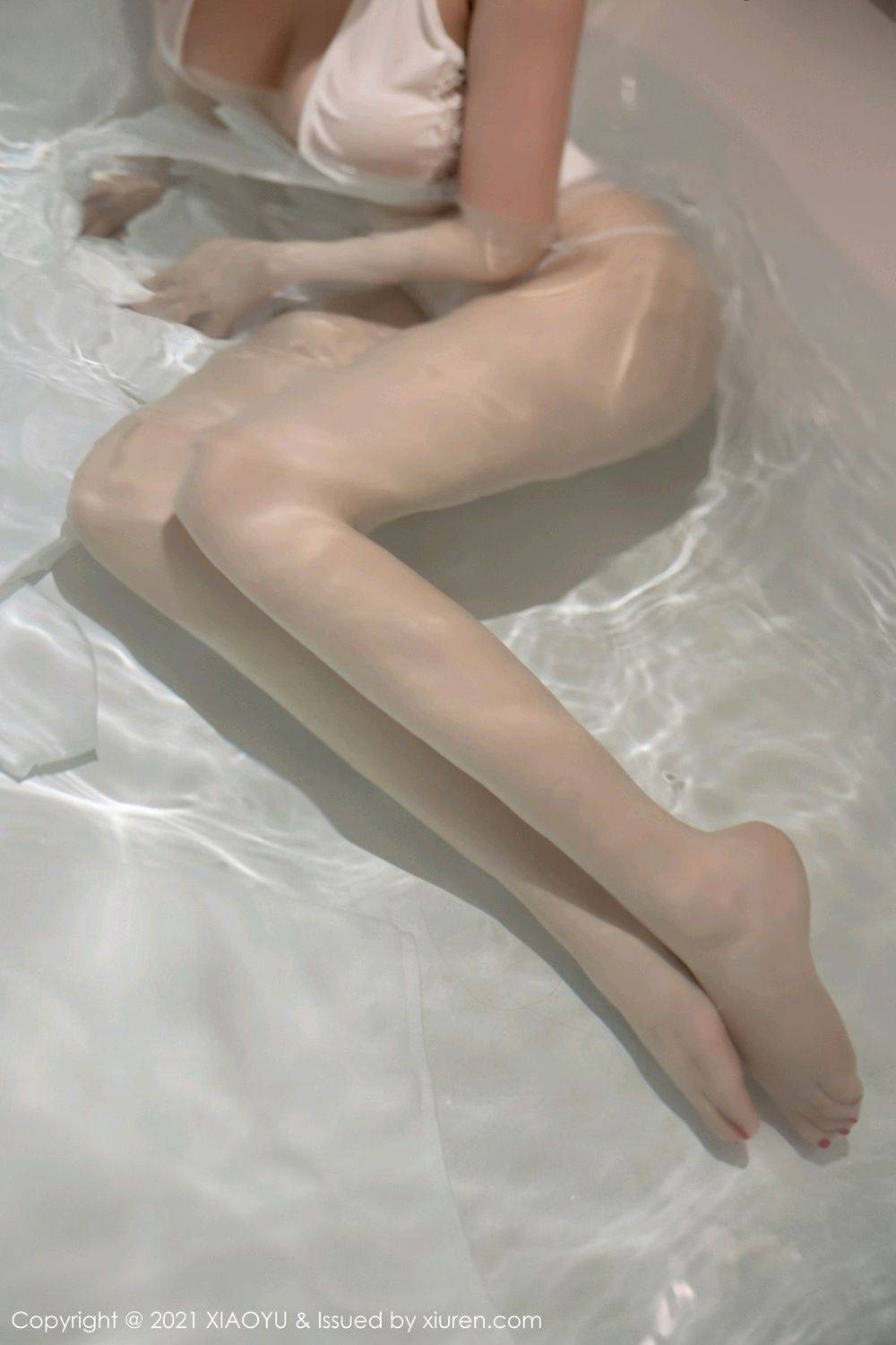 语画界性感女神杨晨晨Yome洁白开叉长裙丝袜系列广西旅拍-64