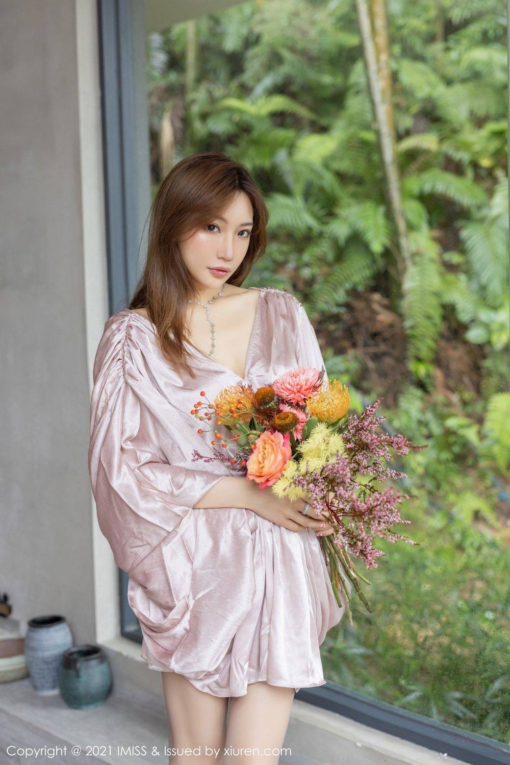 爱蜜社性感女神小狐狸Sica淡粉色睡衣与蕾丝袜心愿明艳旅拍-9