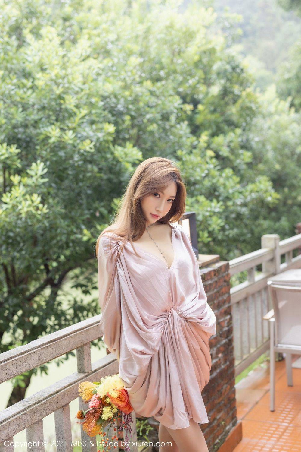 爱蜜社性感女神小狐狸Sica淡粉色睡衣与蕾丝袜心愿明艳旅拍-13