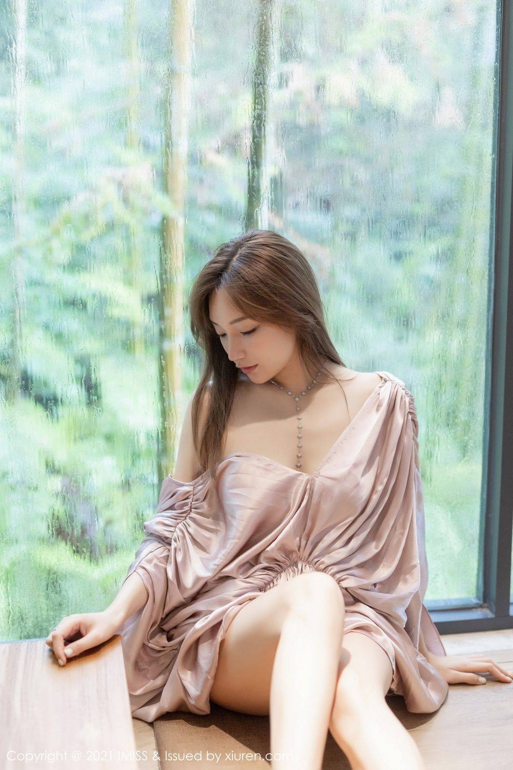 爱蜜社性感女神小狐狸Sica淡粉色睡衣与蕾丝袜心愿明艳旅拍-25