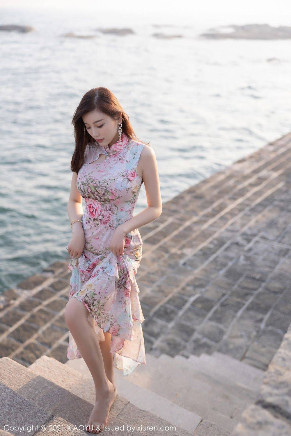 语画界性感女神杨晨晨sugar绒毛连身裙+开叉碎花裙青岛旅拍-11