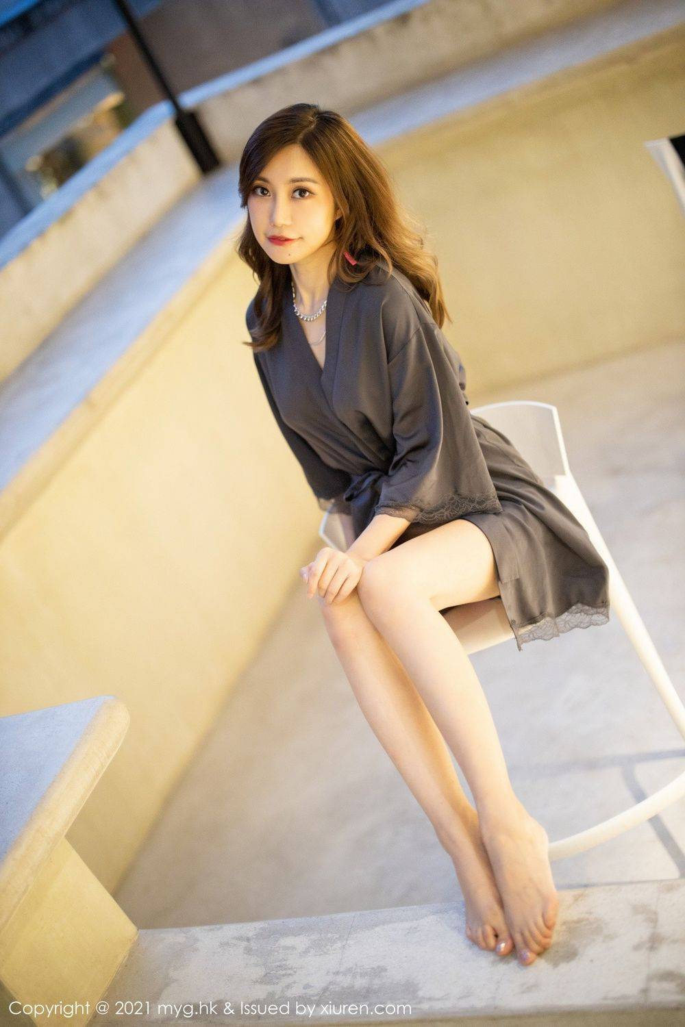 美媛馆性感女神绮里嘉Carina紫色比基尼泳池系列长三角旅拍