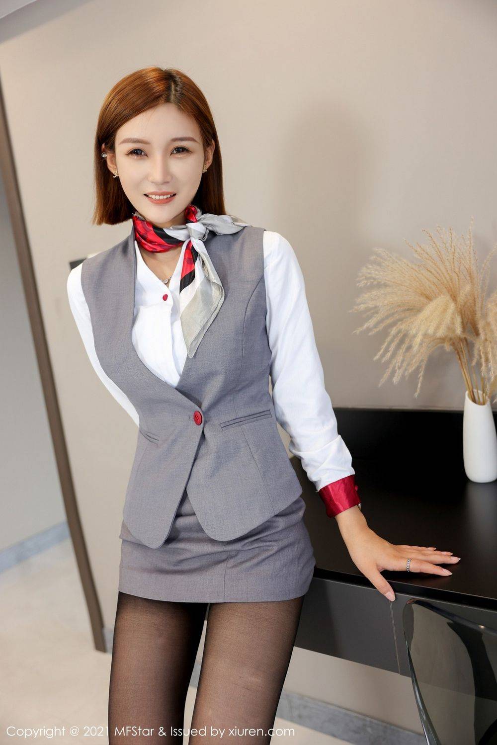 模范学院新人模特王蜜黑丝美腿空姐制服装扮职场OL清爽写真