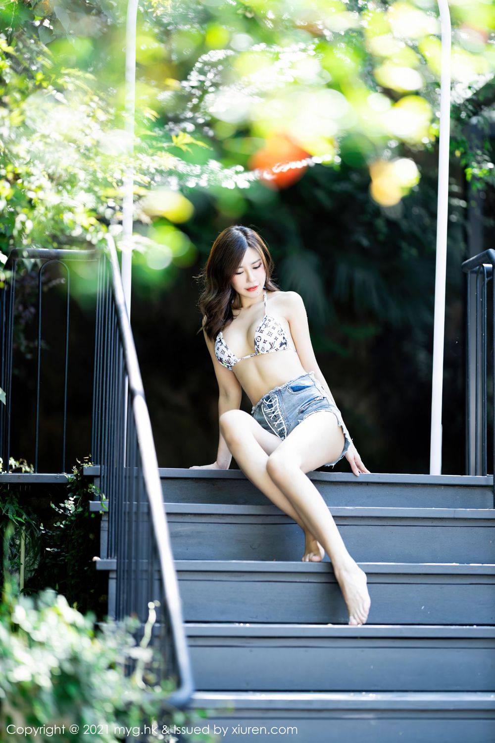 美媛馆性感女神绮里嘉Carina牛仔热裤+性感比基尼长三角旅拍-11