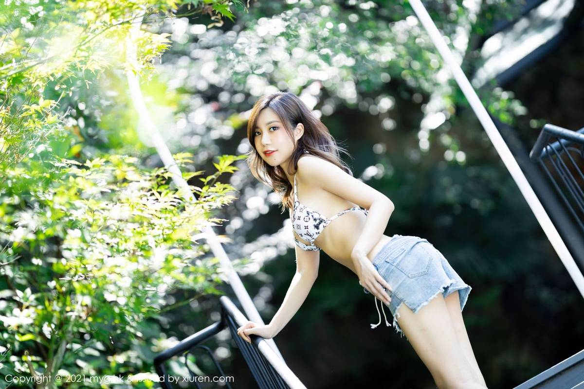 美媛馆性感女神绮里嘉Carina牛仔热裤+性感比基尼长三角旅拍-21