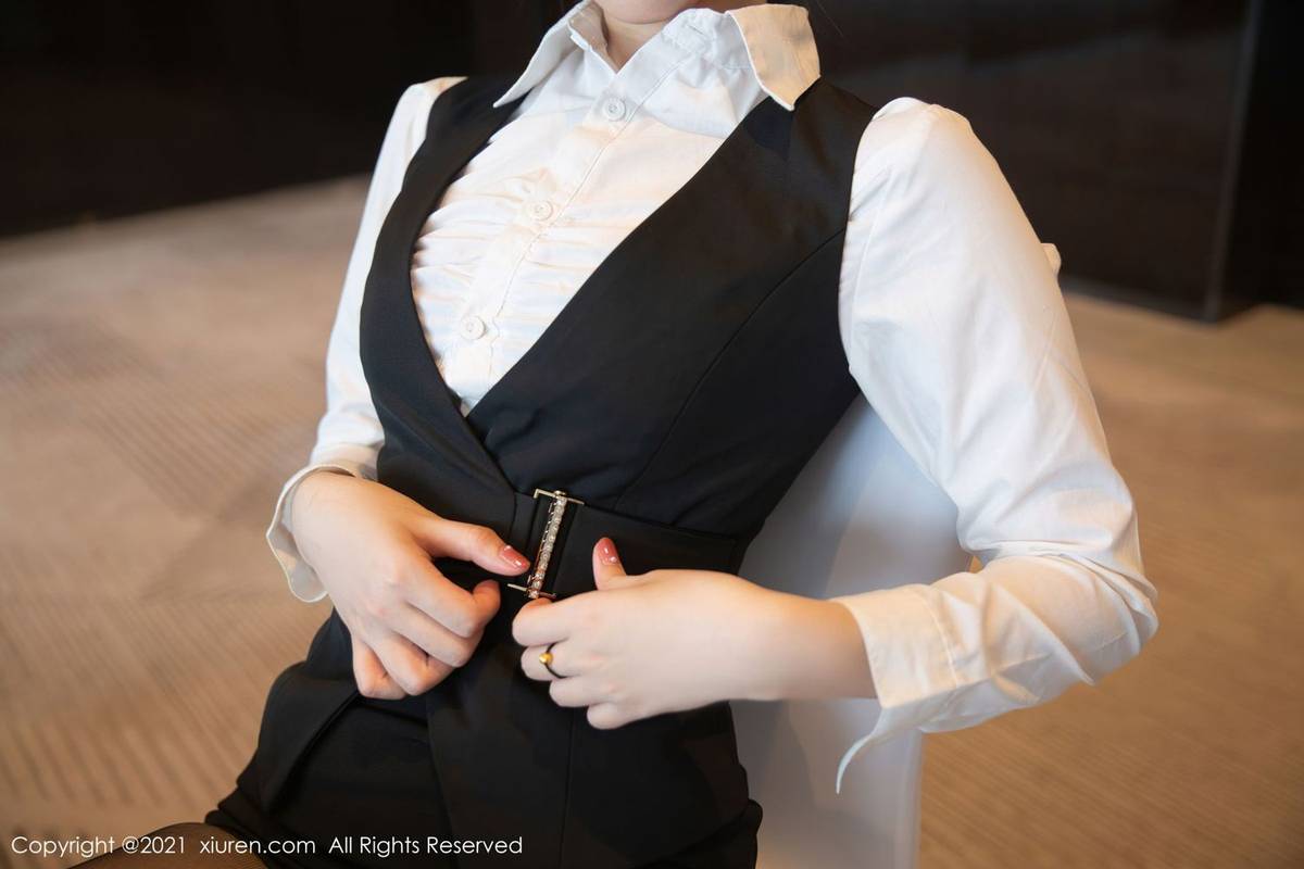 秀人网美女模特一颗甜蛋黄a与上司会议室开会主题妩媚写真-5