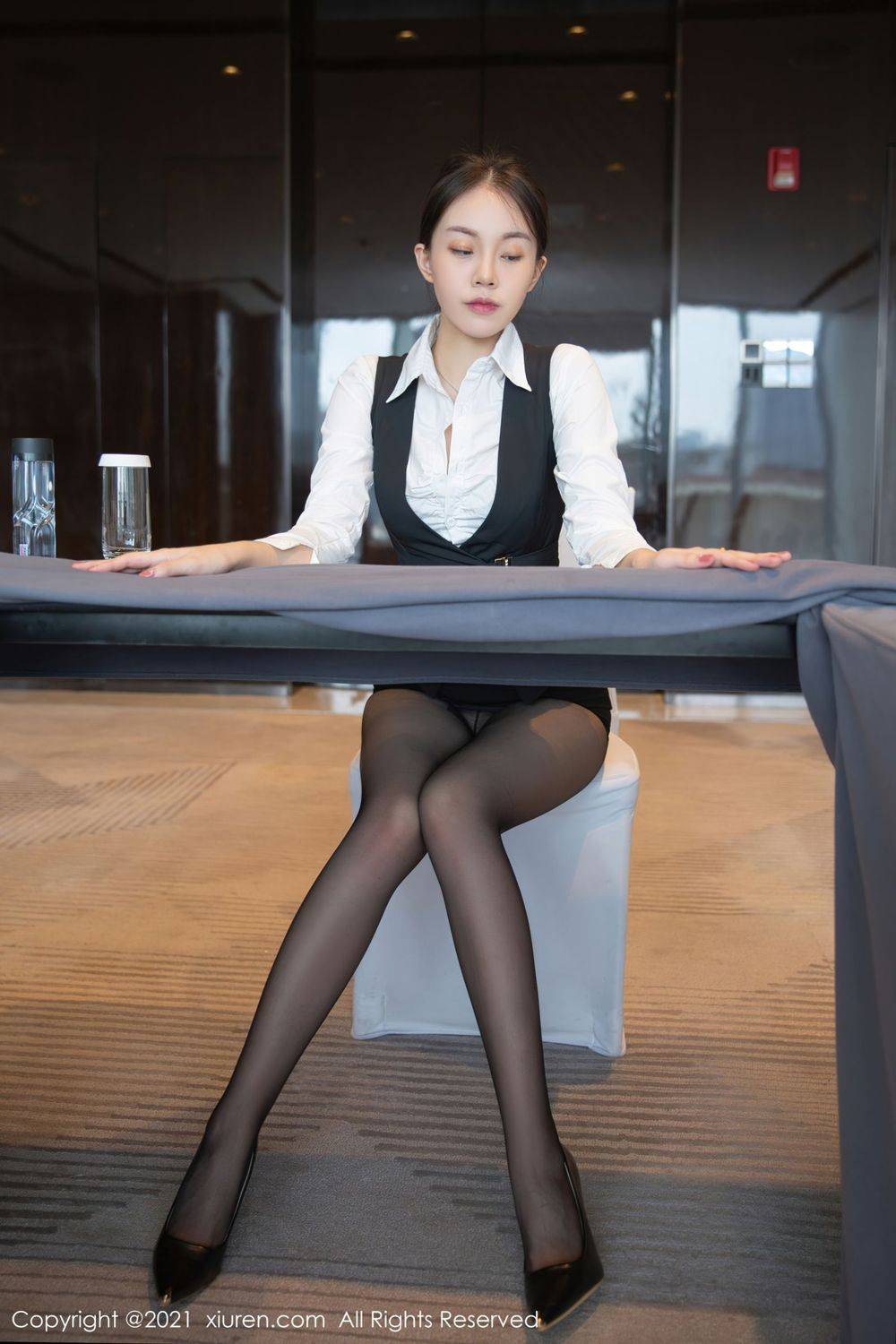 秀人网美女模特一颗甜蛋黄a与上司会议室开会主题妩媚写真-11