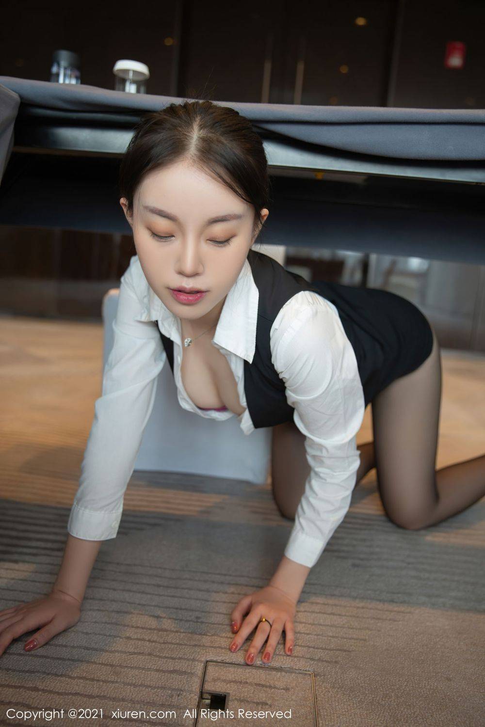 秀人网美女模特一颗甜蛋黄a与上司会议室开会主题妩媚写真-29