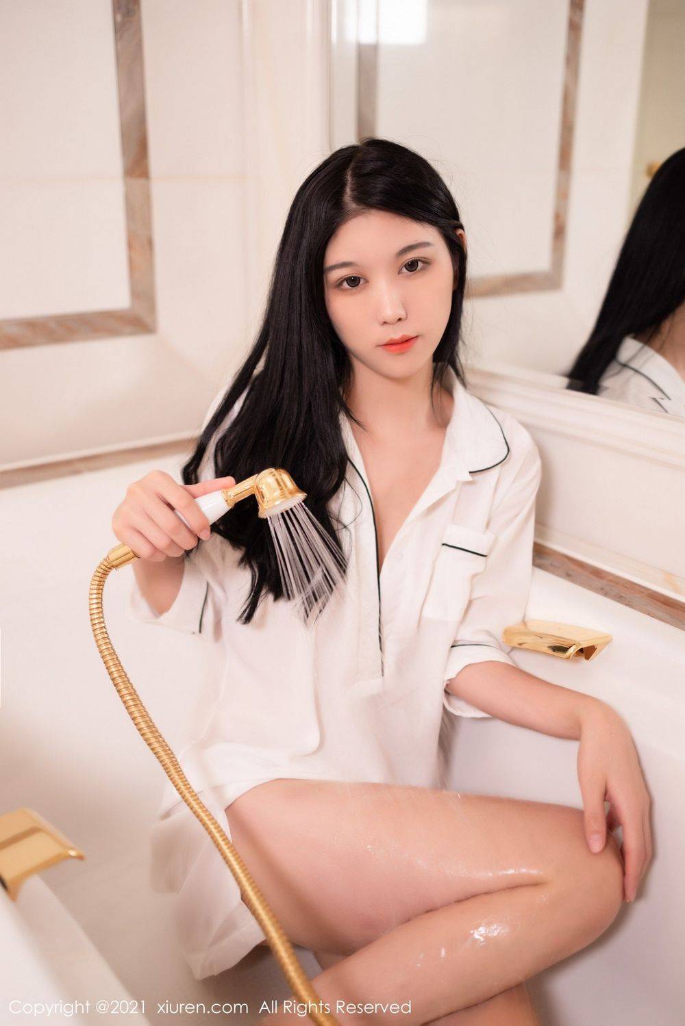 秀人网美女模特李雅柔洁白睡衣高挑身姿浴室场景淋漓写真-17