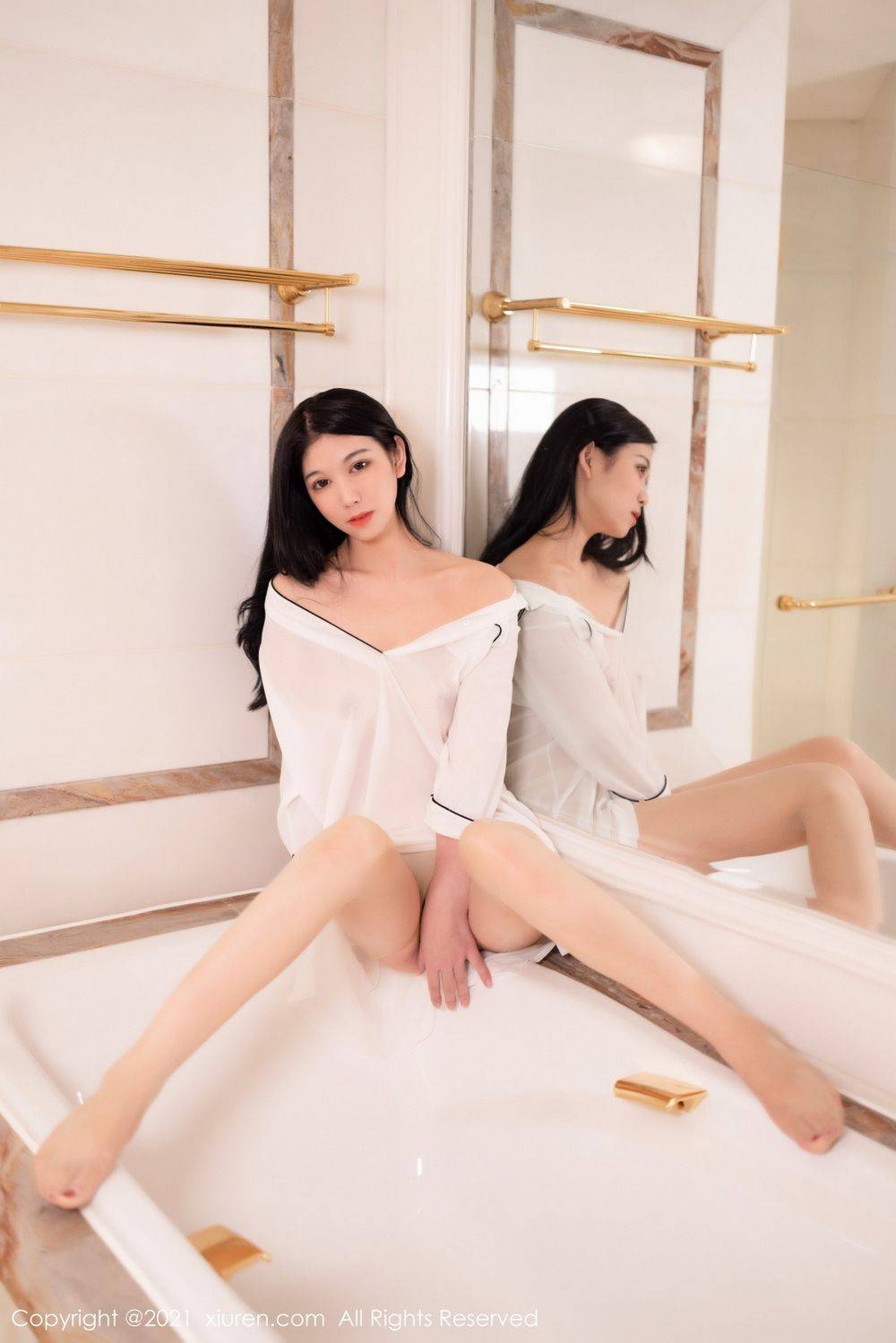 秀人网美女模特李雅柔洁白睡衣高挑身姿浴室场景淋漓写真-22