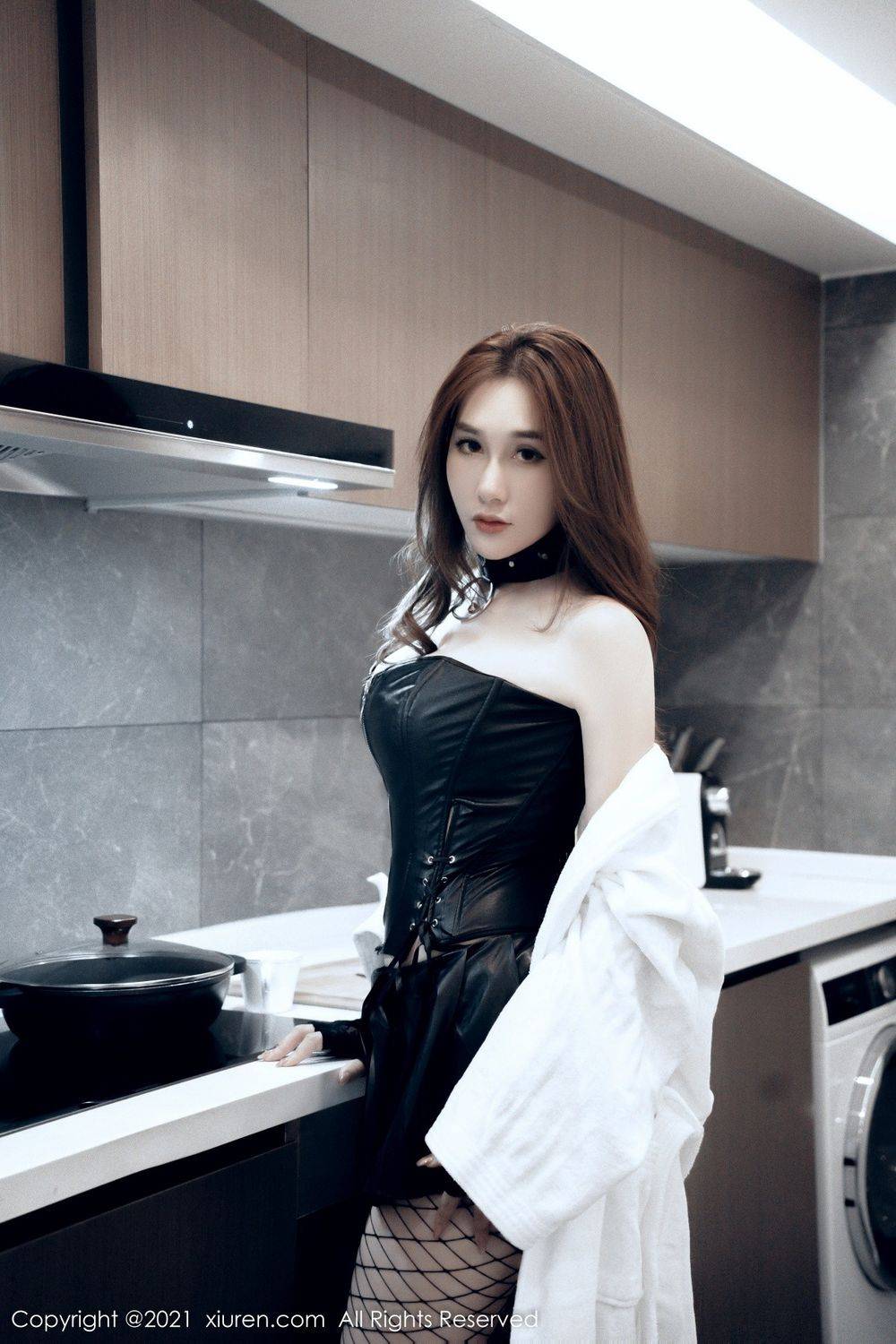 秀人网新人模特宥利诱人情趣加持与皮衣网格丝袜性感写真-2