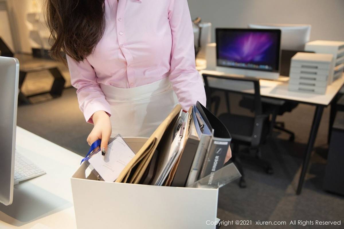 秀人网性感女神杨晨晨Yome粉色上衣搭配白色超短裙私房写真-4