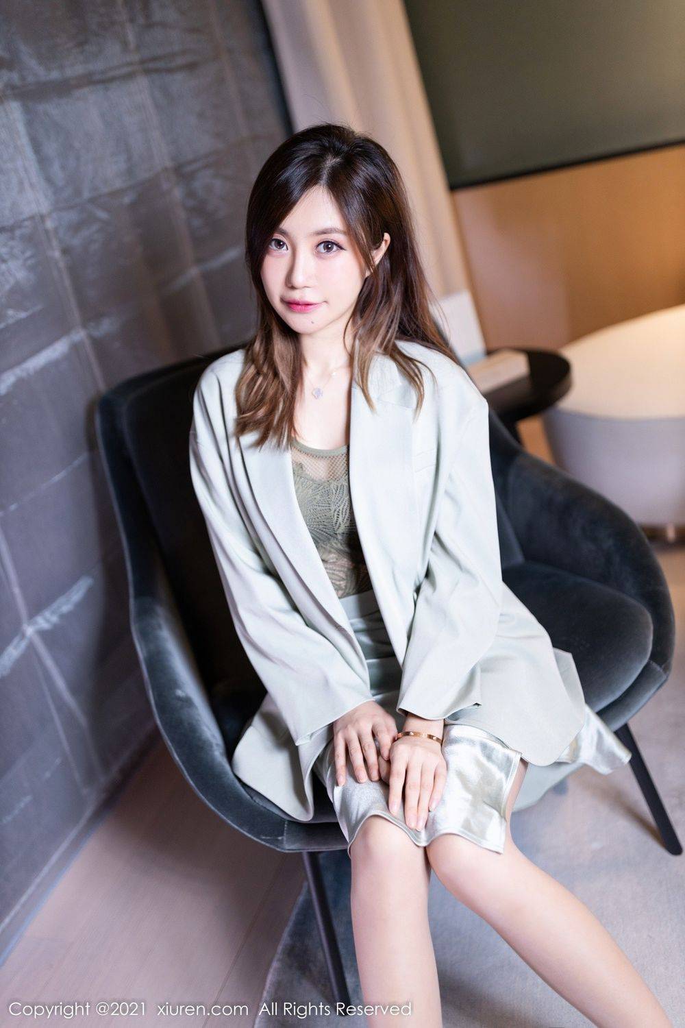 秀人网性感女神绮里嘉ula绿灰色网纱上衣搭配灰色裙子写真