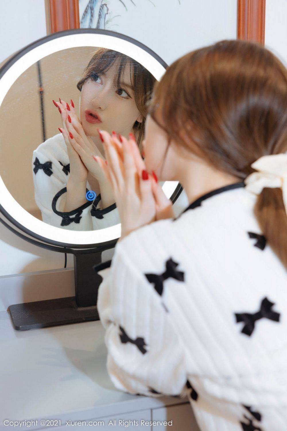 秀人网美女模特美桃酱白色家居服套装配丝袜系列性感写真-26