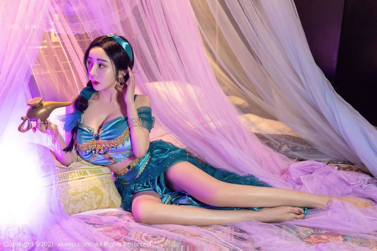 秀人网美女模特允薾娇柔身段波涛胸涌异域风情成都旅拍-2