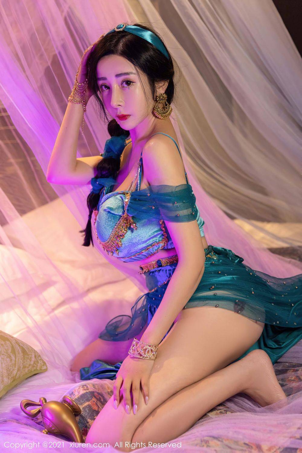 秀人网美女模特允薾娇柔身段波涛胸涌异域风情成都旅拍-11