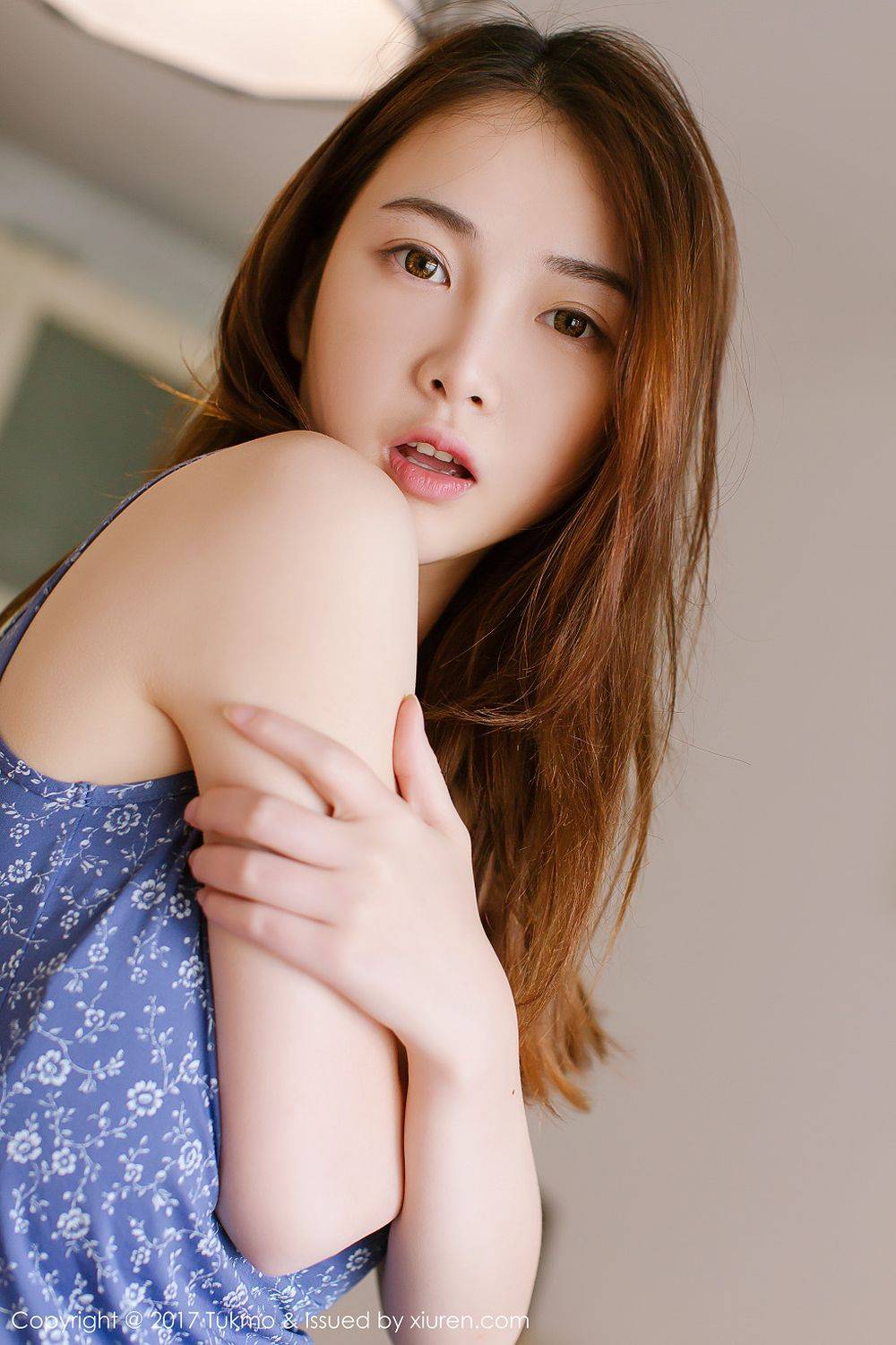 兔几盟新人妹子绵绵吊带背心牛仔短裤居家系列首套写真-25