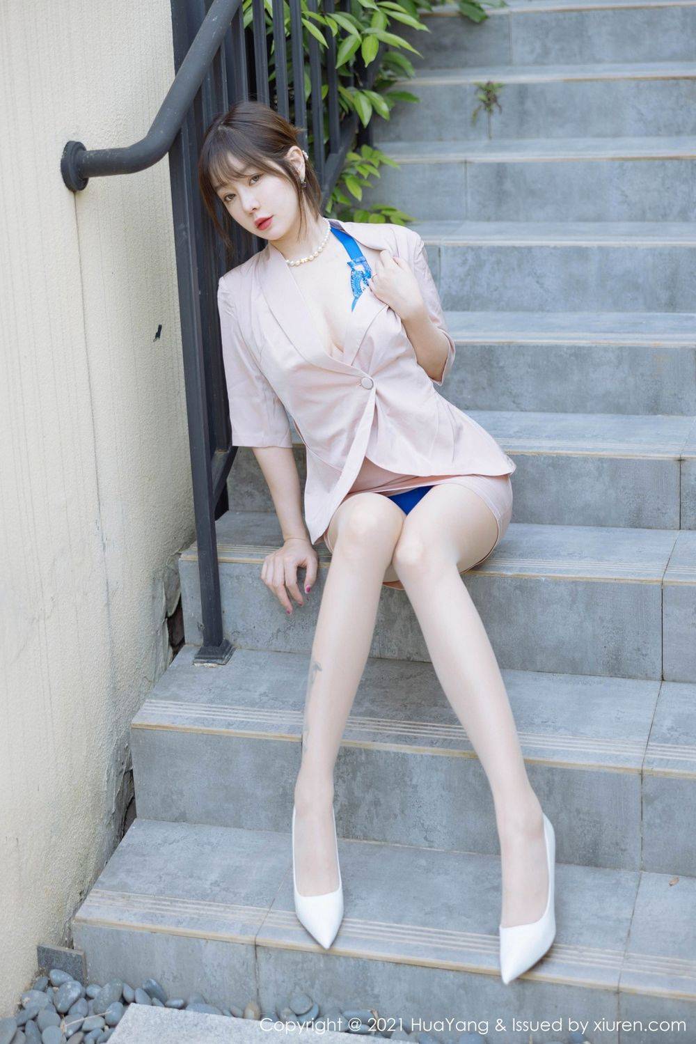 HuaYang花漾性感女神王雨纯粉丝外套配原色丝袜系列成都旅拍-3