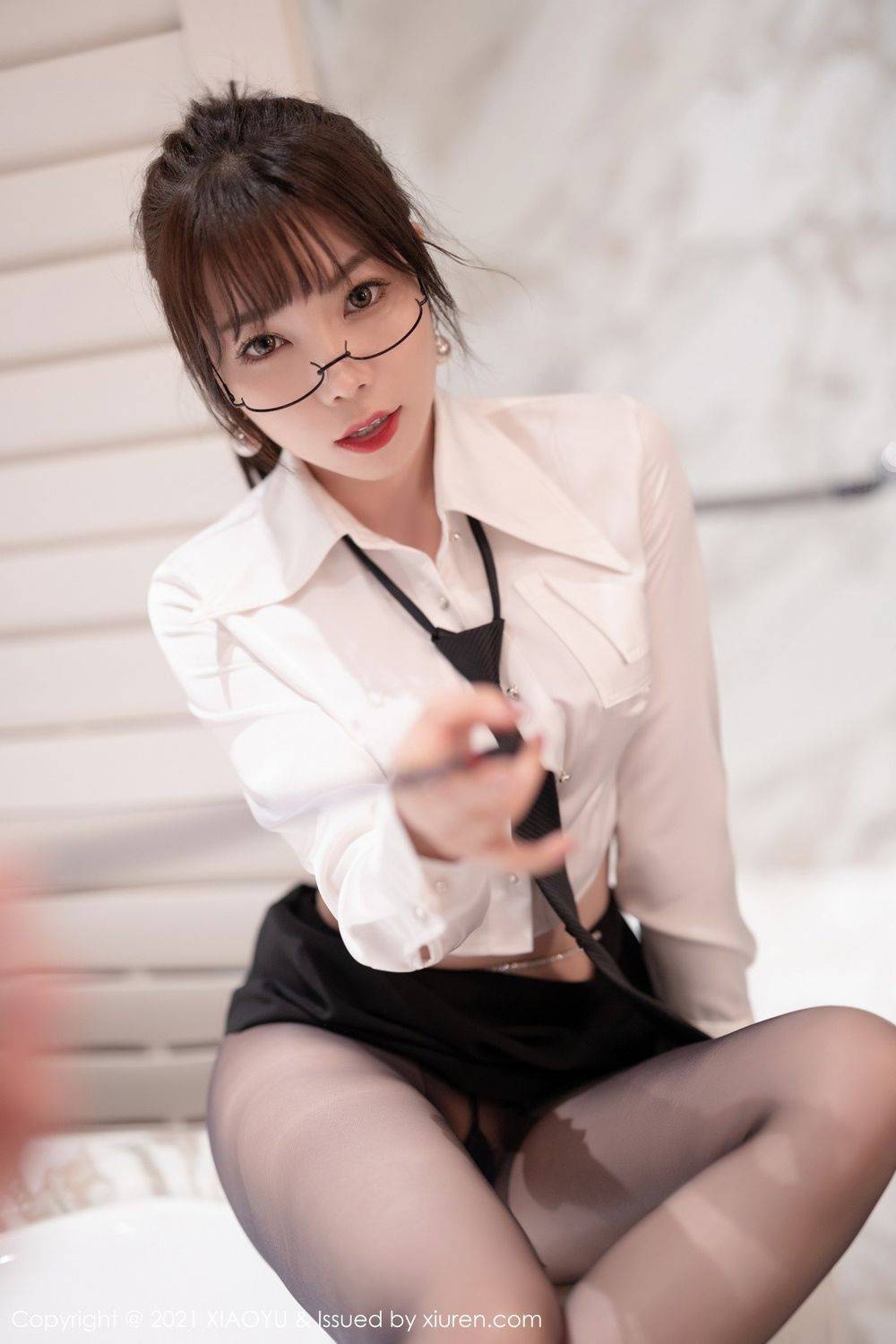 语画界性感女神芝芝Booty白T搭配黑色短裙职场OL系列私房写真-14