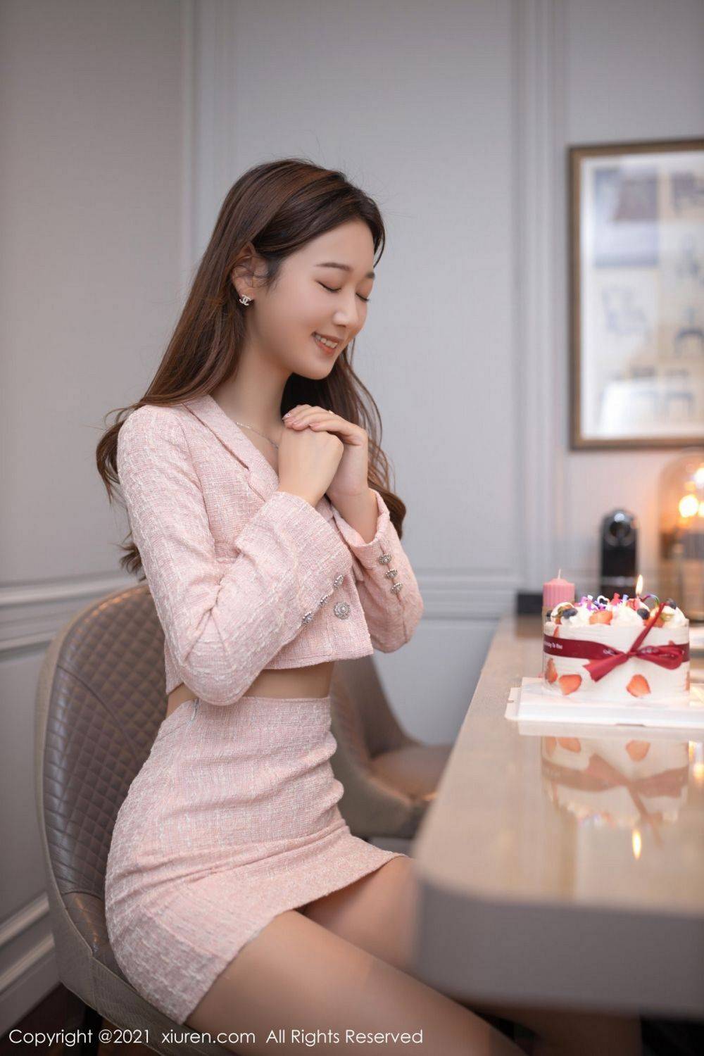 秀人网美女模特唐安琪粉色外衣生日会情趣主题江浙沪旅拍-3