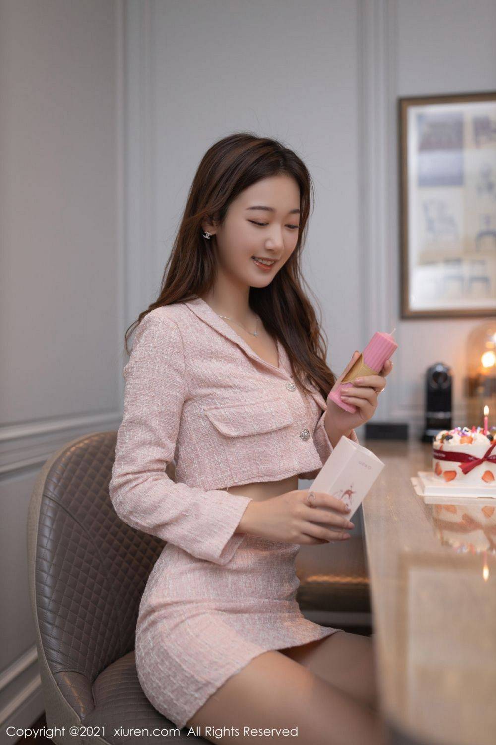 秀人网美女模特唐安琪粉色外衣生日会情趣主题江浙沪旅拍-33