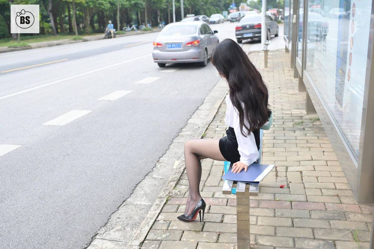 长腿美女美西黑丝美腿都市丽人公交车站奇遇记性感写真-57