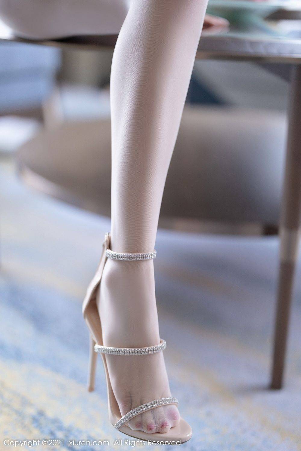 秀人网美女模特徐安安淡绿色长裙搭配白色丝袜江浙沪旅拍-13