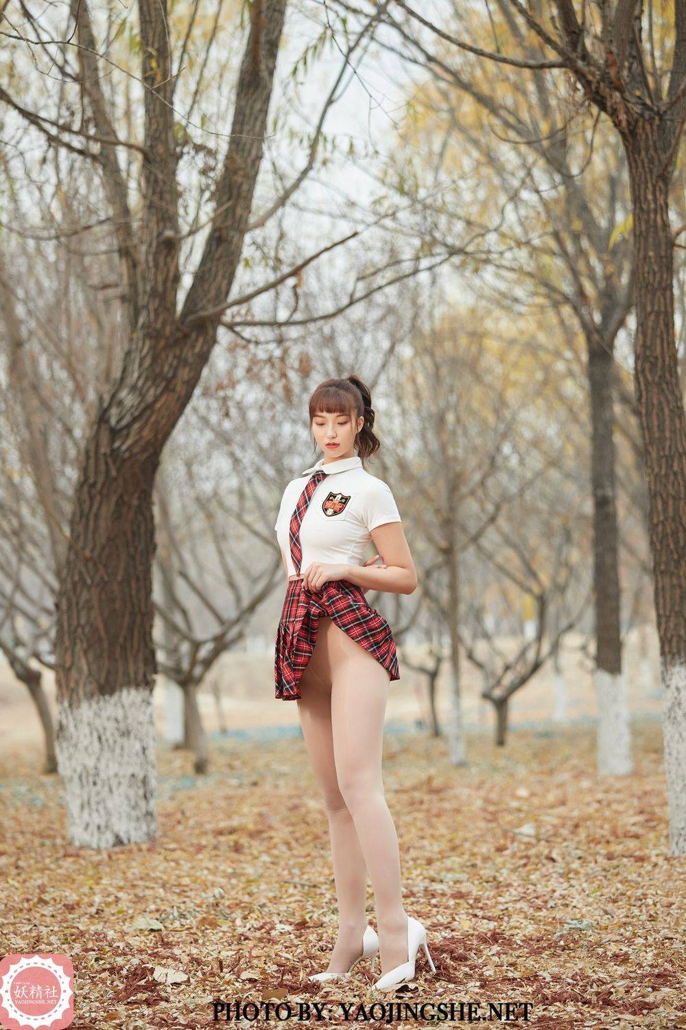 妖精社美女模特李佳儿学生制服红色格子裙假日主题套图-2