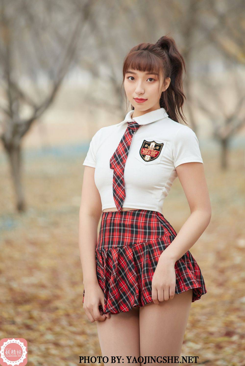 妖精社美女模特李佳儿学生制服红色格子裙假日主题套图