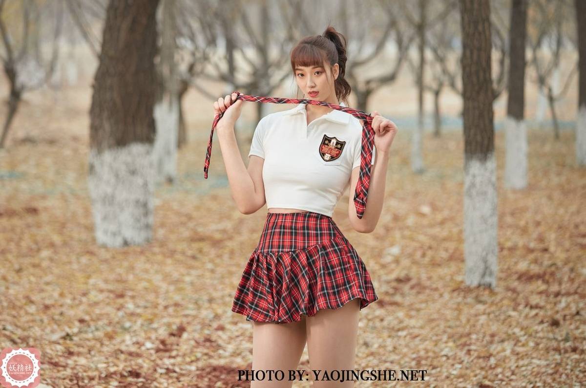 妖精社美女模特李佳儿学生制服红色格子裙假日主题套图-10