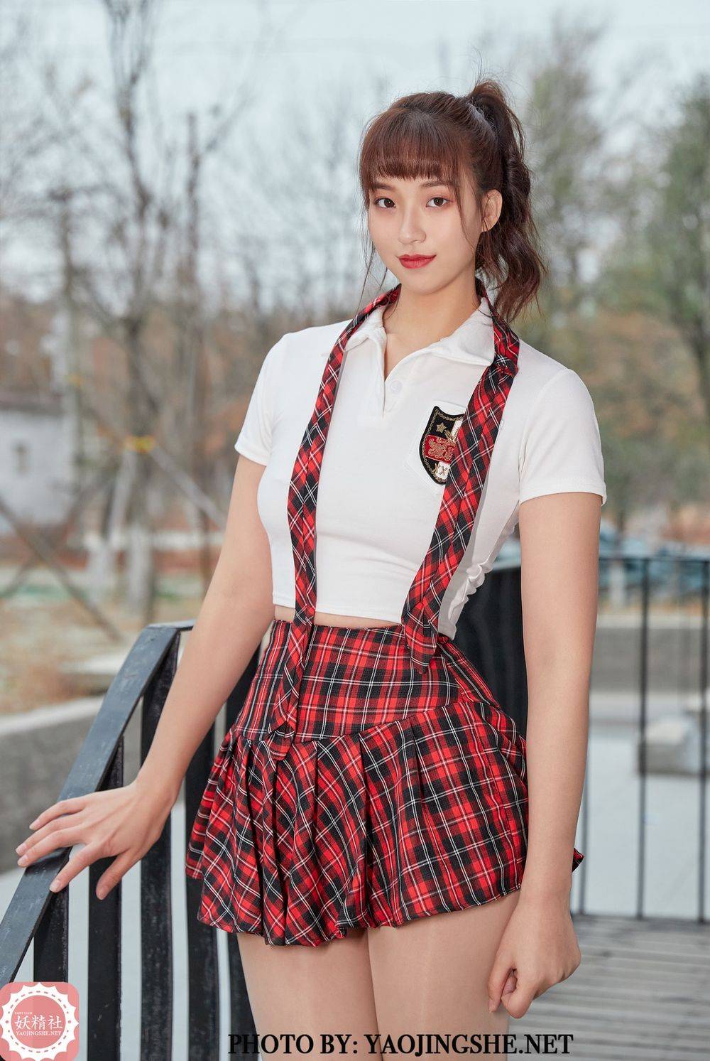 妖精社美女模特李佳儿学生制服红色格子裙假日主题套图-31