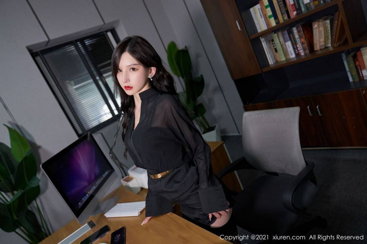 秀人网性感女神周于希Sally黑色轻透上衣搭配诱人黑丝写真-70