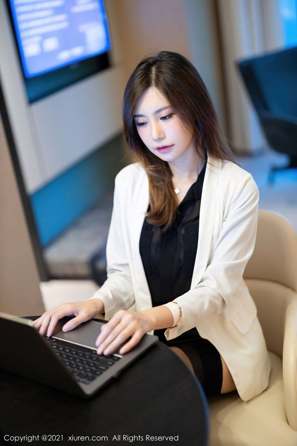 秀人网性感女神绮里嘉ula黑丝美腿职场OL秘书装扮迷人写真-14