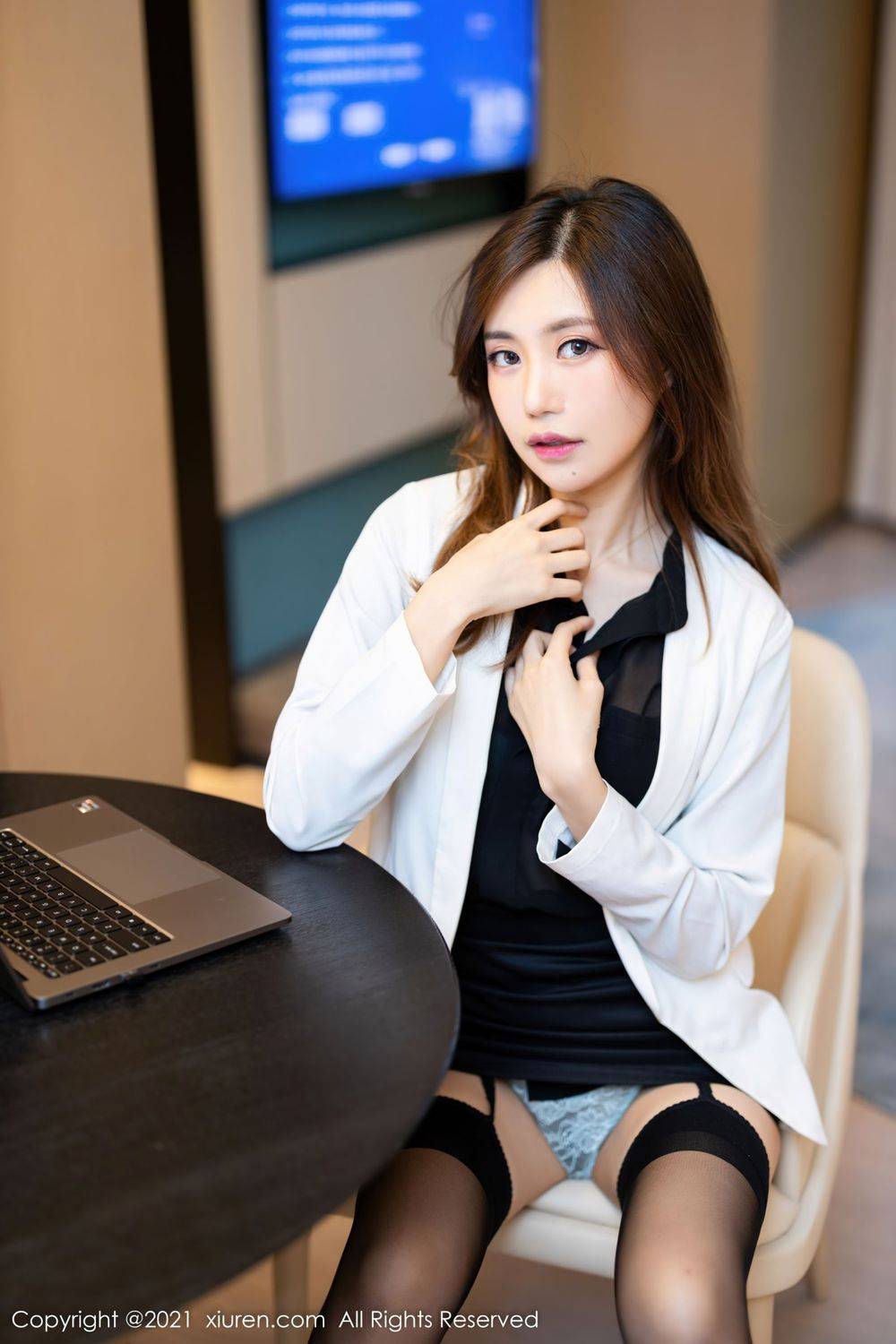 秀人网性感女神绮里嘉ula黑丝美腿职场OL秘书装扮迷人写真-23