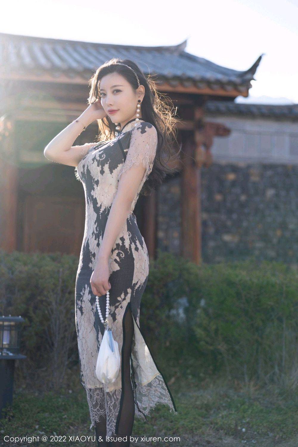 语画界性感女神杨晨晨Yome米色带黑丝图案旗袍丽江心愿旅拍-10