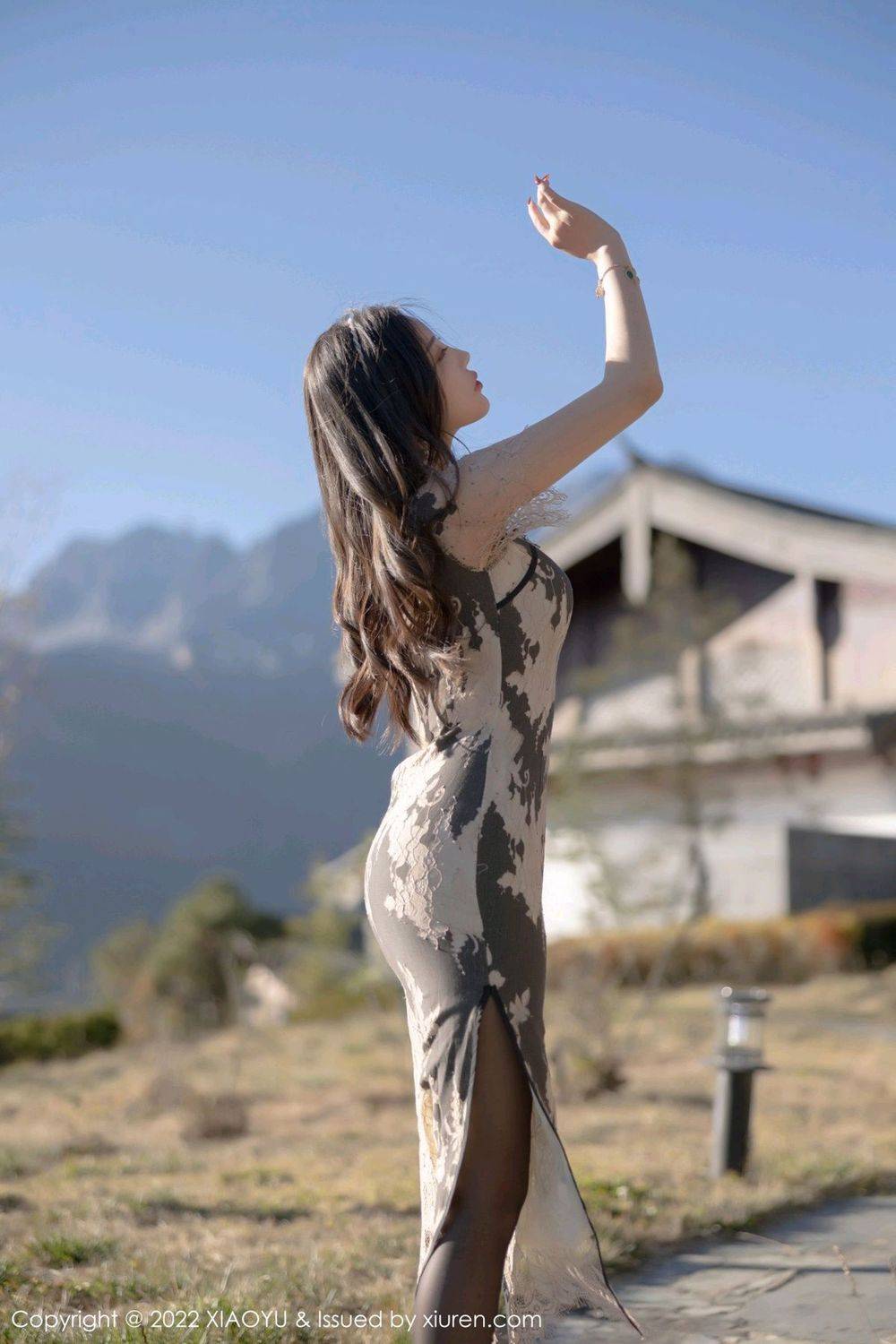 语画界性感女神杨晨晨Yome米色带黑丝图案旗袍丽江心愿旅拍-17