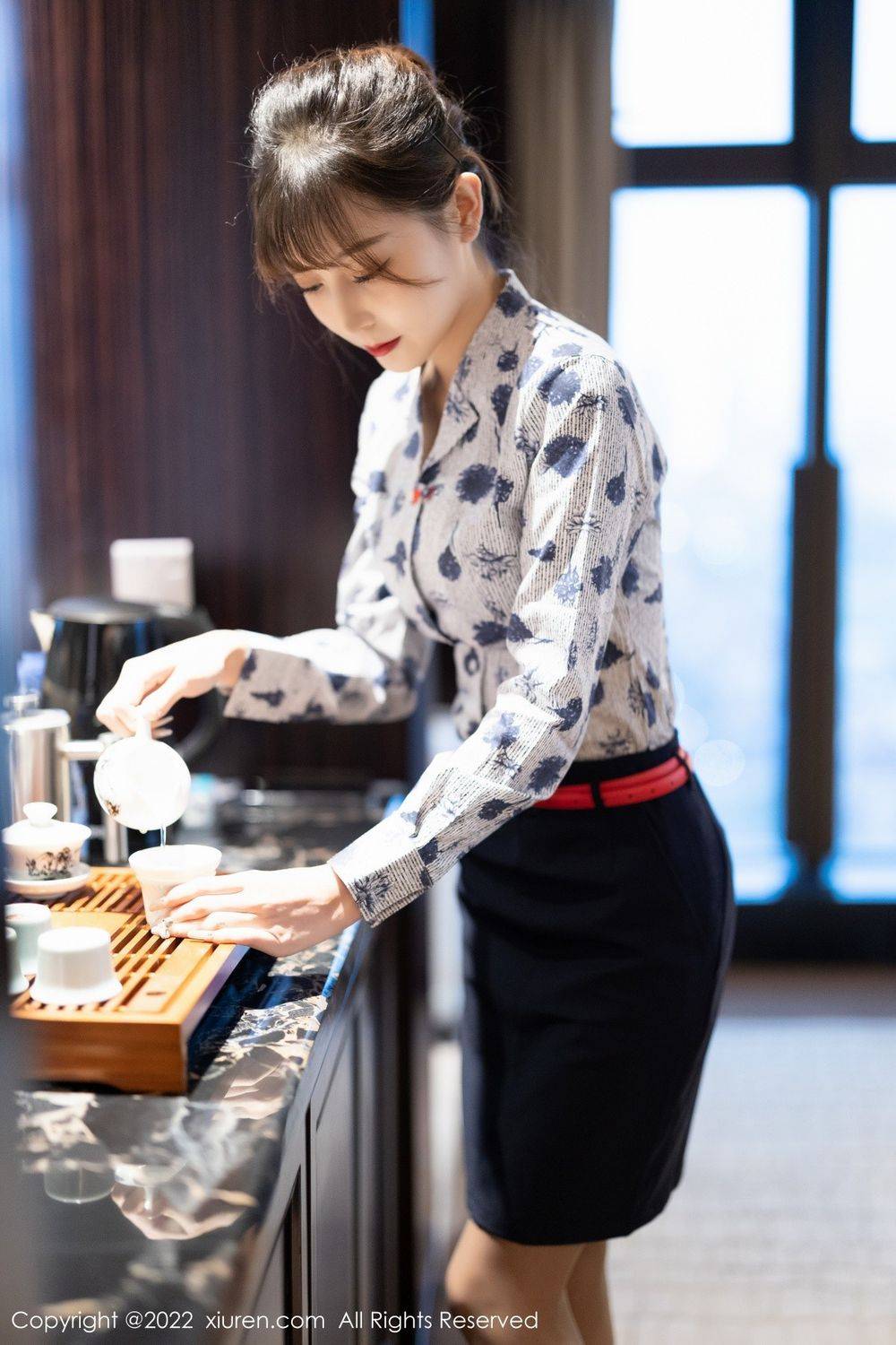 秀人网美女模特林星阑蓝色花纹上衣搭配深色短裙性感写真-8