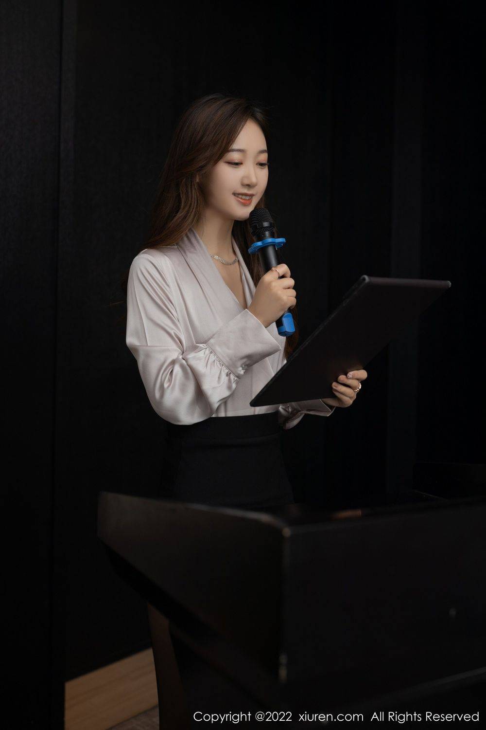 秀人网美女模特唐安琪浅灰色上衣搭配黑色短裙性感写真