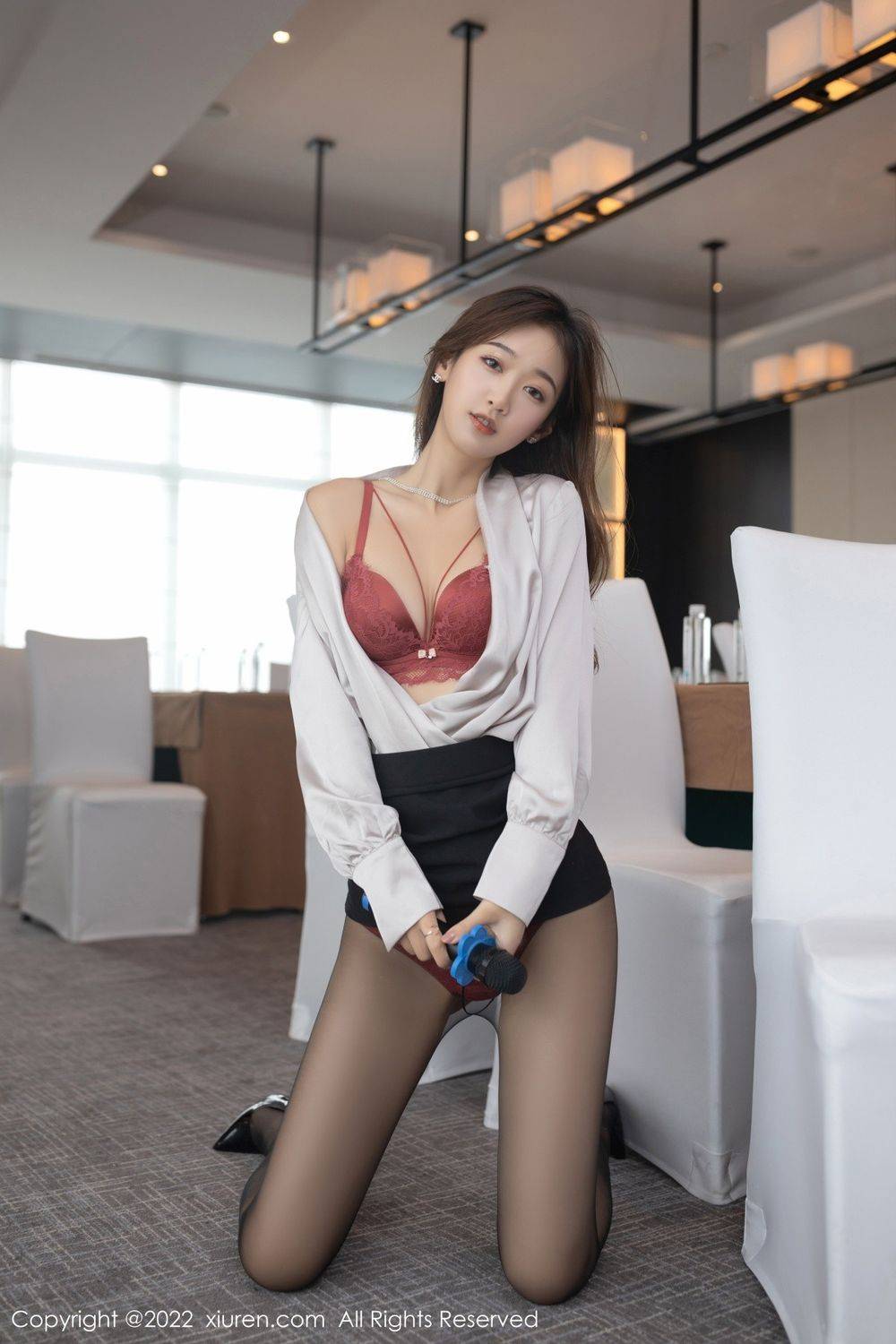 秀人网美女模特唐安琪浅灰色上衣搭配黑色短裙性感写真-18