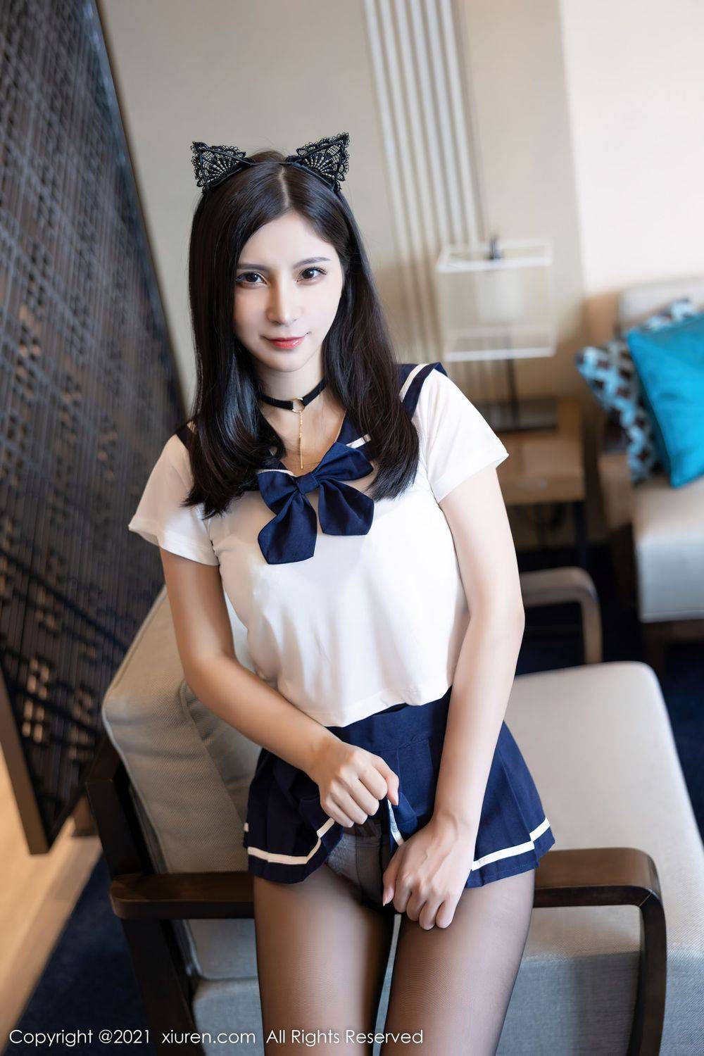 秀人网美女模特小蛮妖x白色上衣搭配蓝色短裙系列深圳旅拍-9